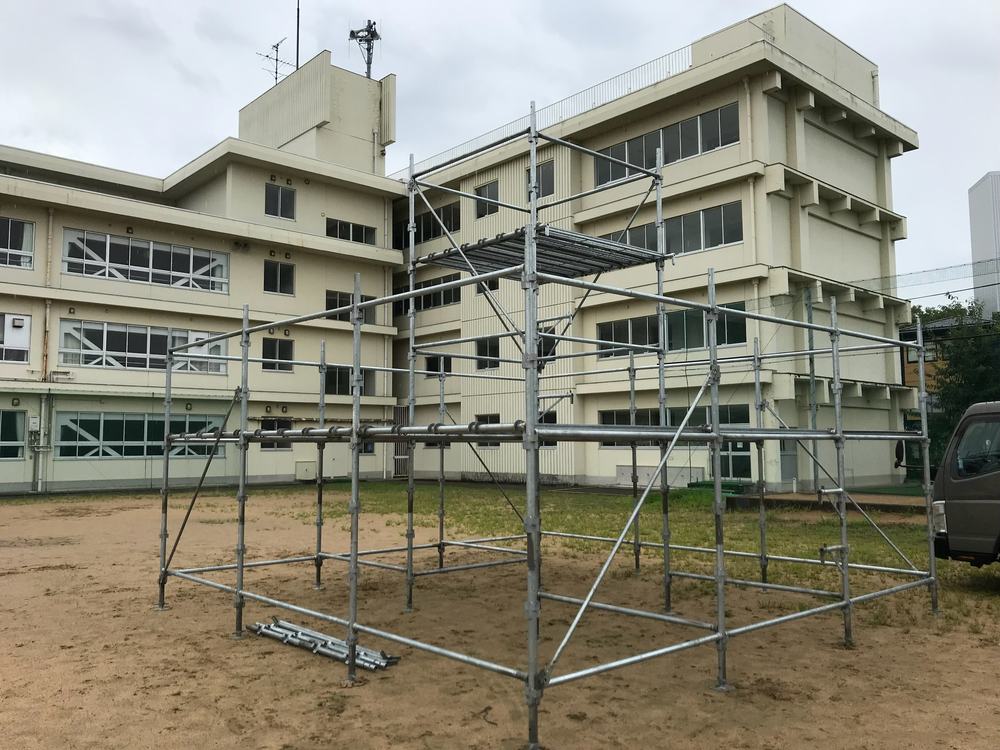 グラウンドに組まれたイベント用の櫓状の足場